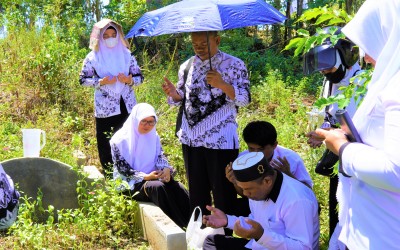 Civitas Akademik MTsN 1 Boalemo Peringati Hari Guru Nasional dengan Ziarah ke Makam Rekan Guru yang Telah Berpulang
